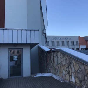 Atjaunota Lielās zāle ieeja pie centrālajām kāpnēm