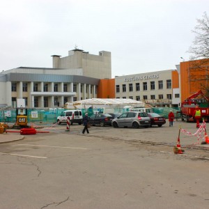 Slēgts stāvlaukums pie kultūras centra