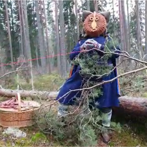 Vidējas paaudzes deju kolektīvs RAKSTI ar enerģisku video sūta sveicienus svētkos