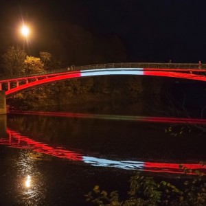 25. martā gājēju tilts pār Ogres upi mirdzēs Latvijas un Baltkrievijas neatkarības karogu krāsās