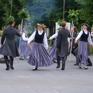 Tautas deju ansamblis Ogre ar raitu soli iegriež Pilsētas skvēru
