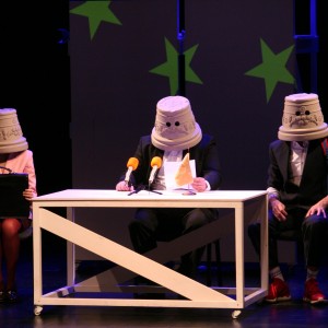 Ogres teātris aicina skatītājus uz politisko farsu “Lai dzīvo Bušona!”