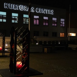 Valsts svētkos Ogres novada Kultūras centrs iemirdzas iespaidīgā svētku rotā