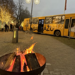 Ogrēnieši un pilsētas viesi pulcējas 1991. gada janvāra barikāžu atceres pasākumā