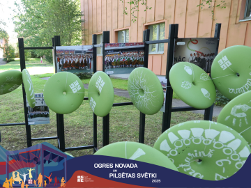 XIII Latvijas Skolu jaunatnes dziesmu un deju svētku Ogres novada dalībnieku veidoto PĒRĻU IZSTĀDE un fotogrāfiju ekspozīcija